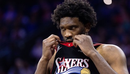 稍显狼狈！恩比德冲下前场篮板补篮 遭对手排球大帽